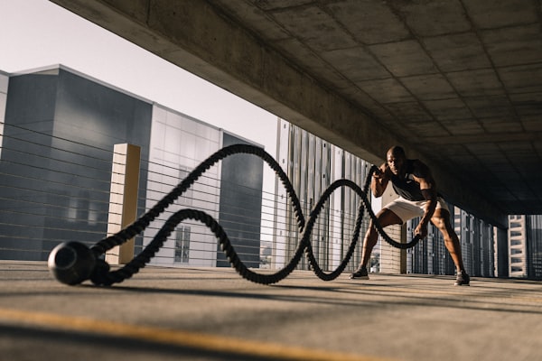 梅西在训练中练习任意球，表情专注