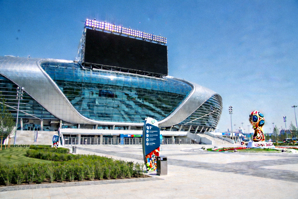 世界杯举办城市体育场馆外景，现代建筑风格